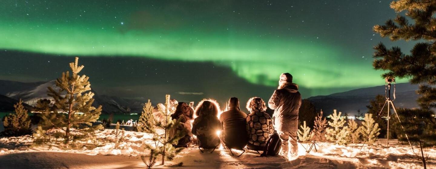 A group enjoying the northern lights with Northern Soul Adventures
