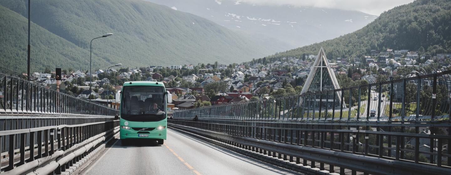 Tide-buss kjører over Tromsøbrua 
