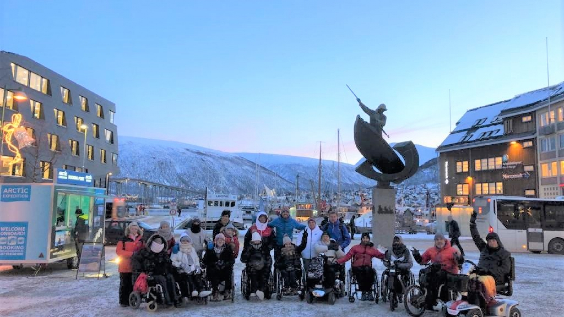 gruppe med  ti personer som sitter i rulestoler på Stortorget i Tromsø