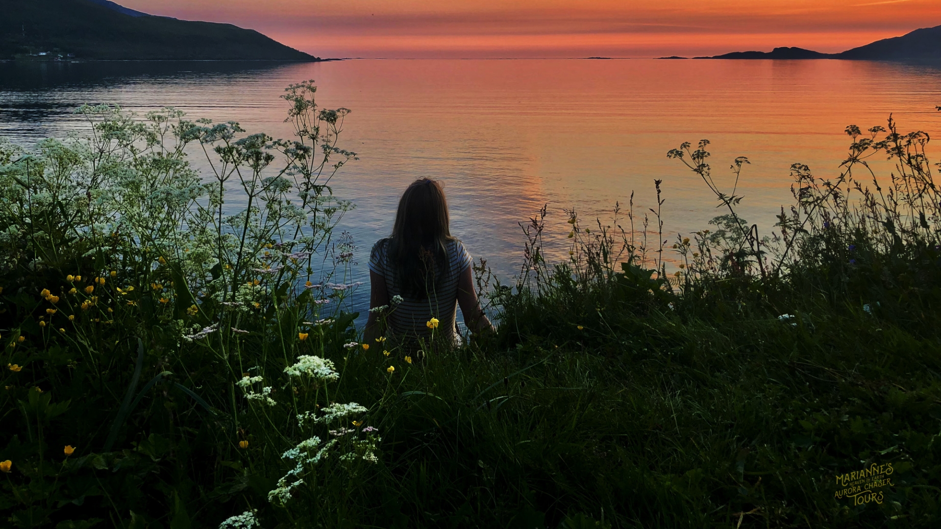 Jente i solnedgang ved havet
