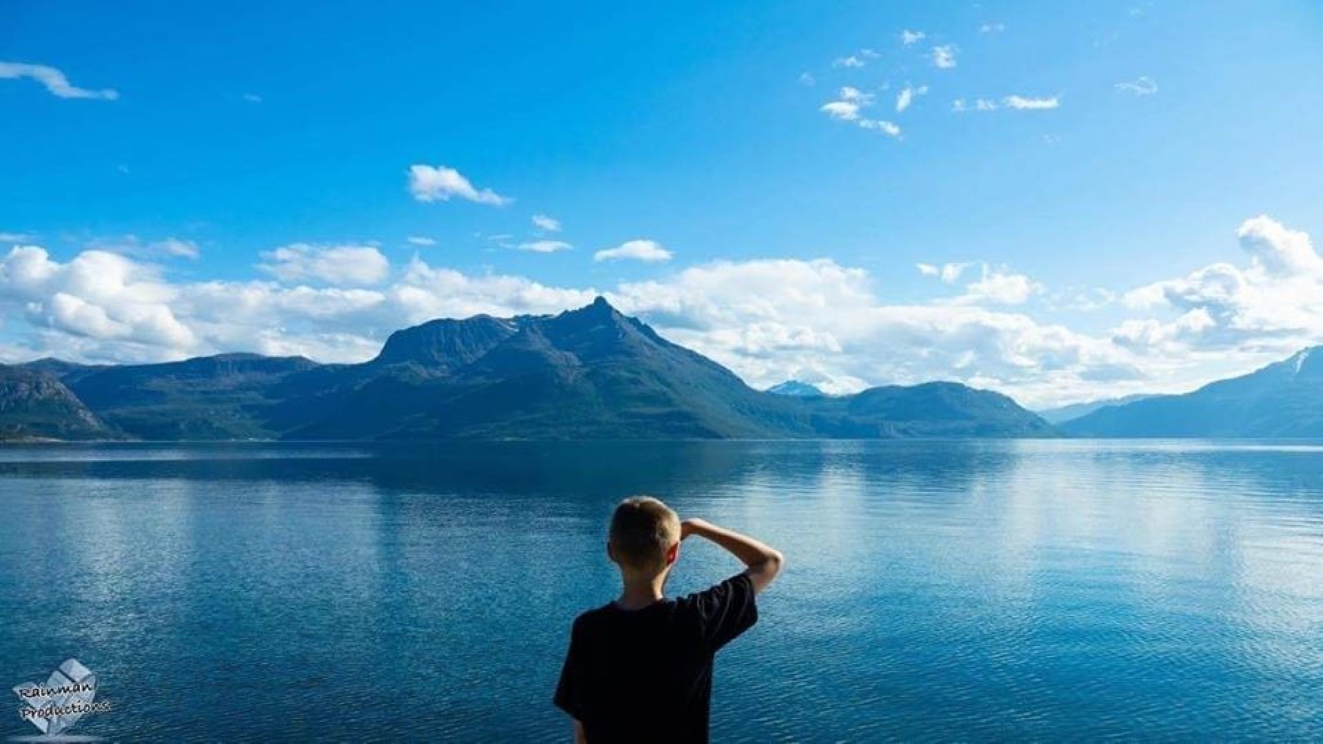 Mann ser ut over fjorden ved Dyrøy Holiday