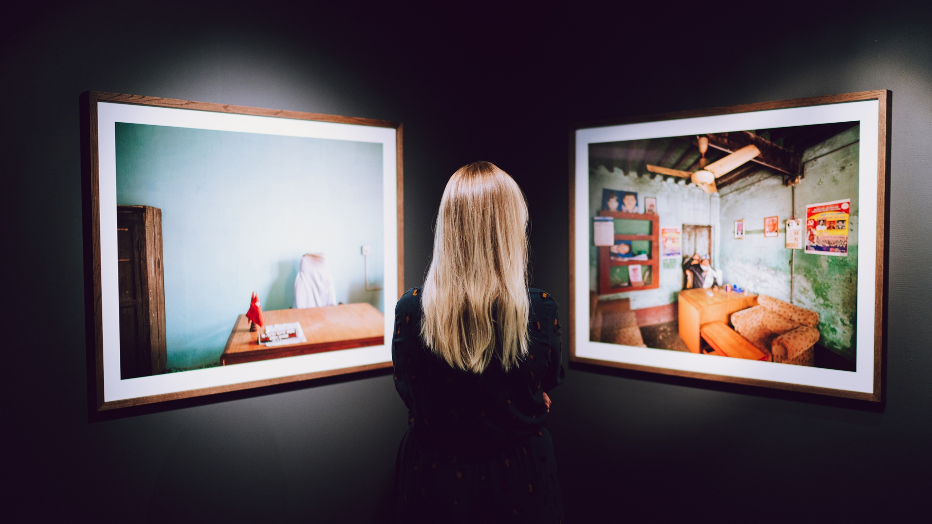 Kvinner som ser på kunst i Perspektivet museum