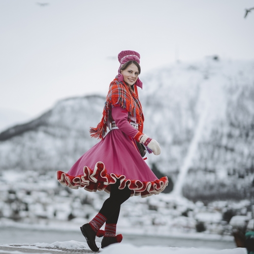 Mariann Josefsen i samisk kjole med fjell i bakgrunnen