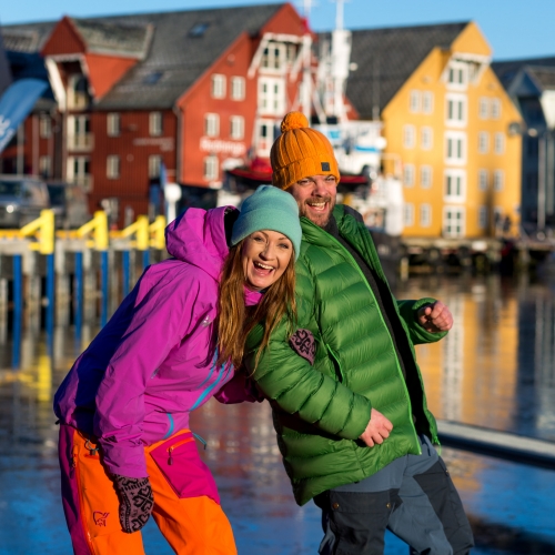 Mennesker i boblejakke i havna i Tromsø