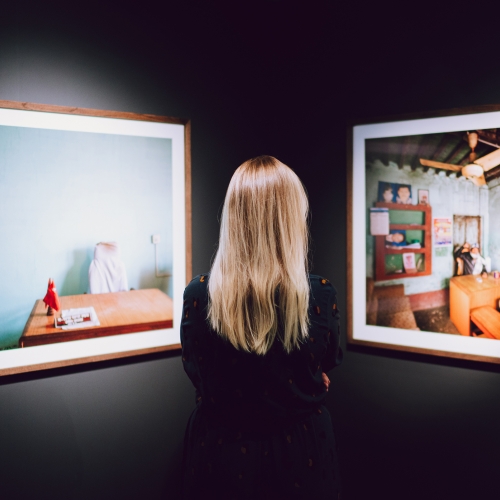 Kvinner som ser på kunst i Perspektivet museum