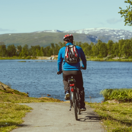 Man riding a bike at Prestvannet i Tromsø