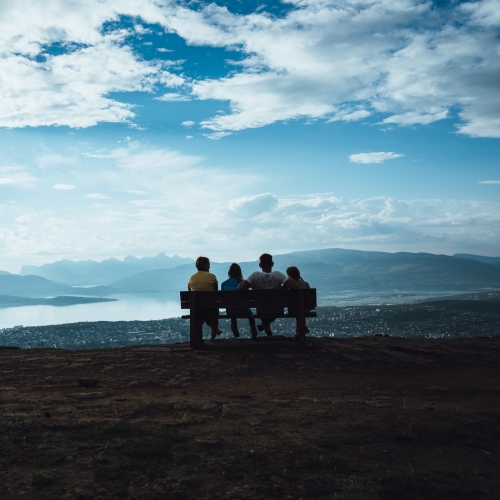 Familie nyter utsikten over Tromsø
