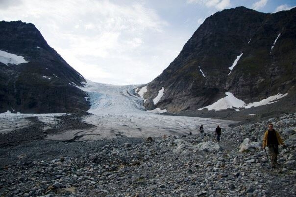 people walking towards the glaciar