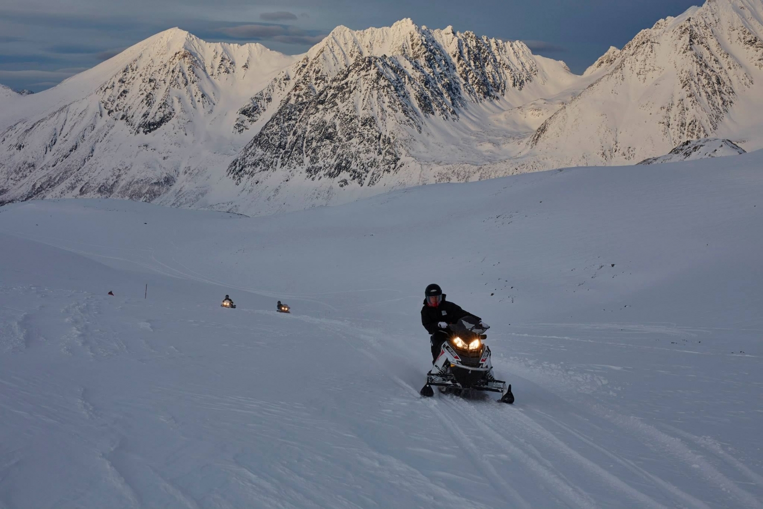Snøscooter safari i de vakre Lyngen fjellene