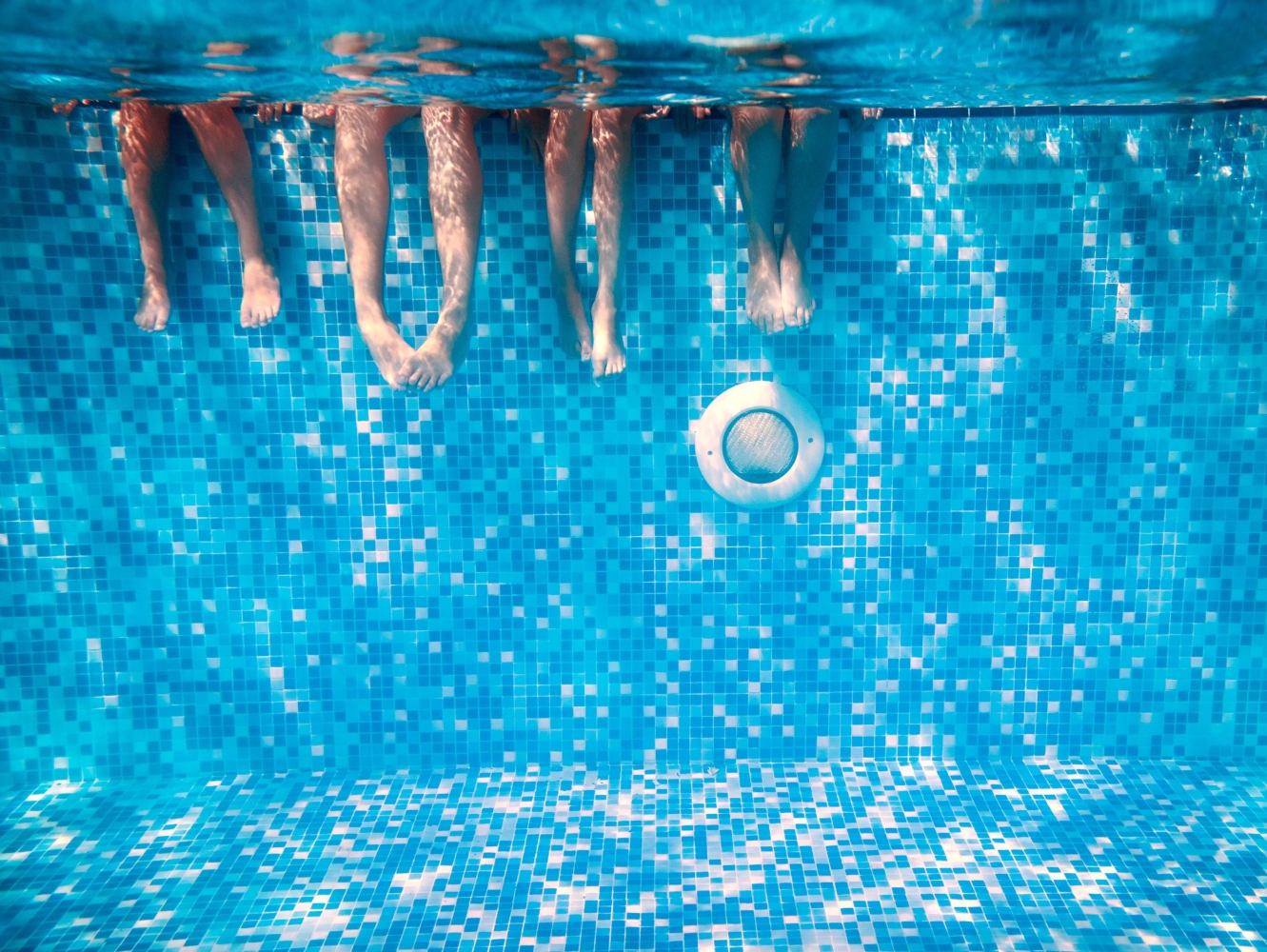 Feet under water in swimmingpool