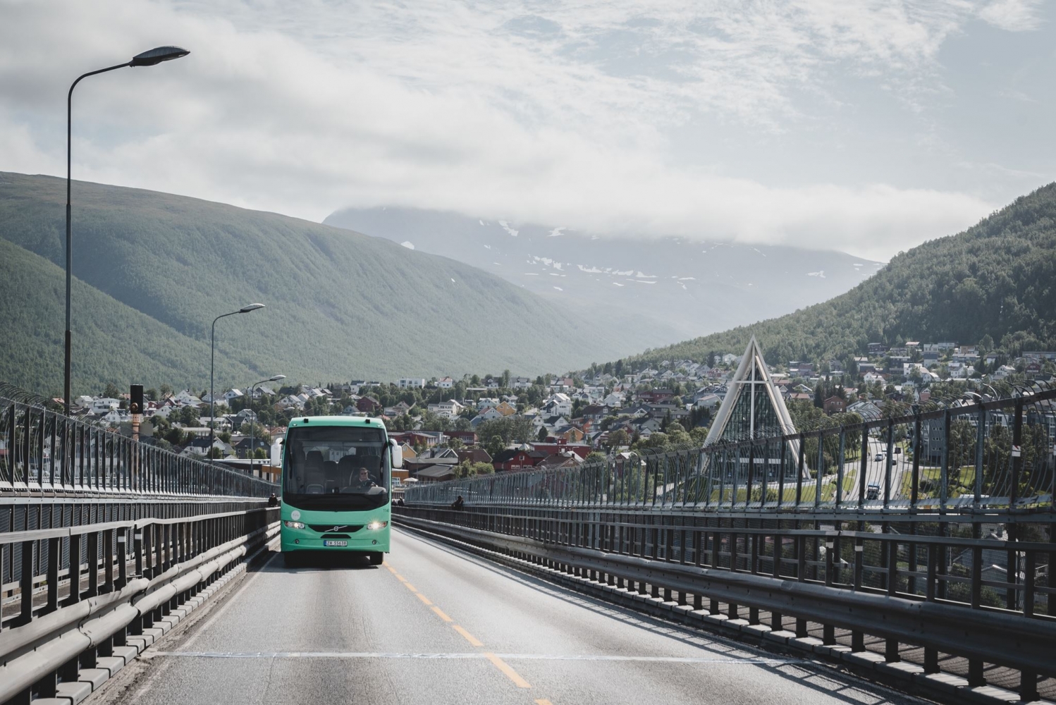 Buss som kjører over Tromsøbrua