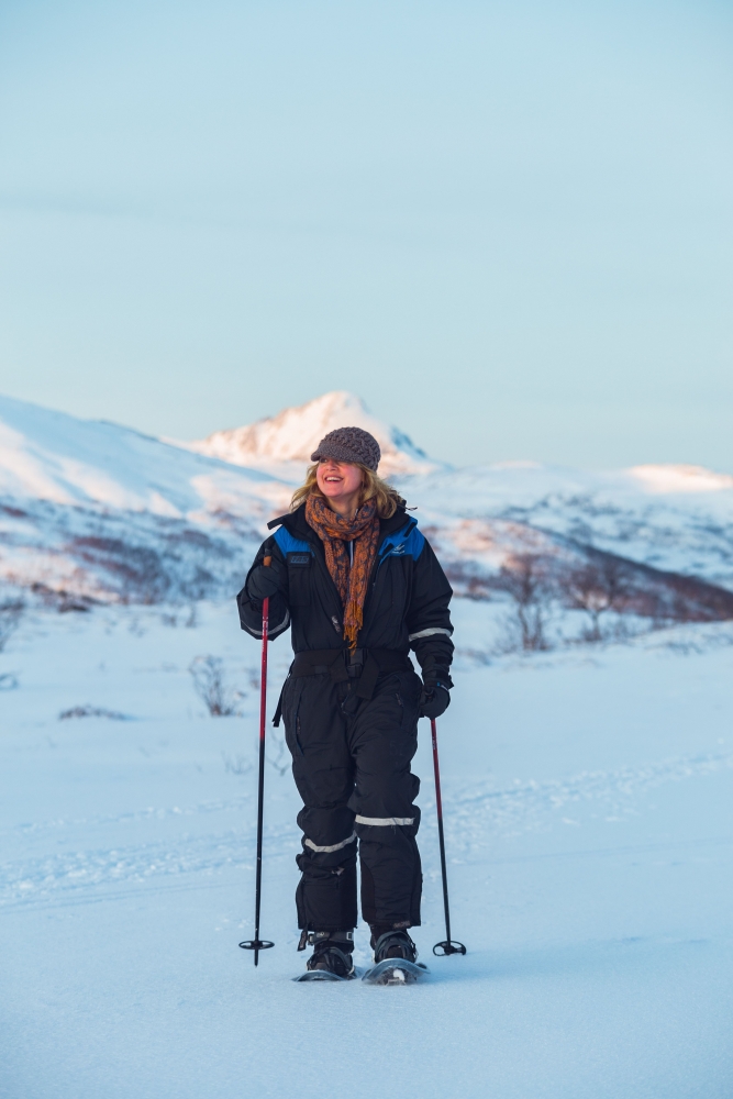Person som går på truger i arktisk vinterlandskap