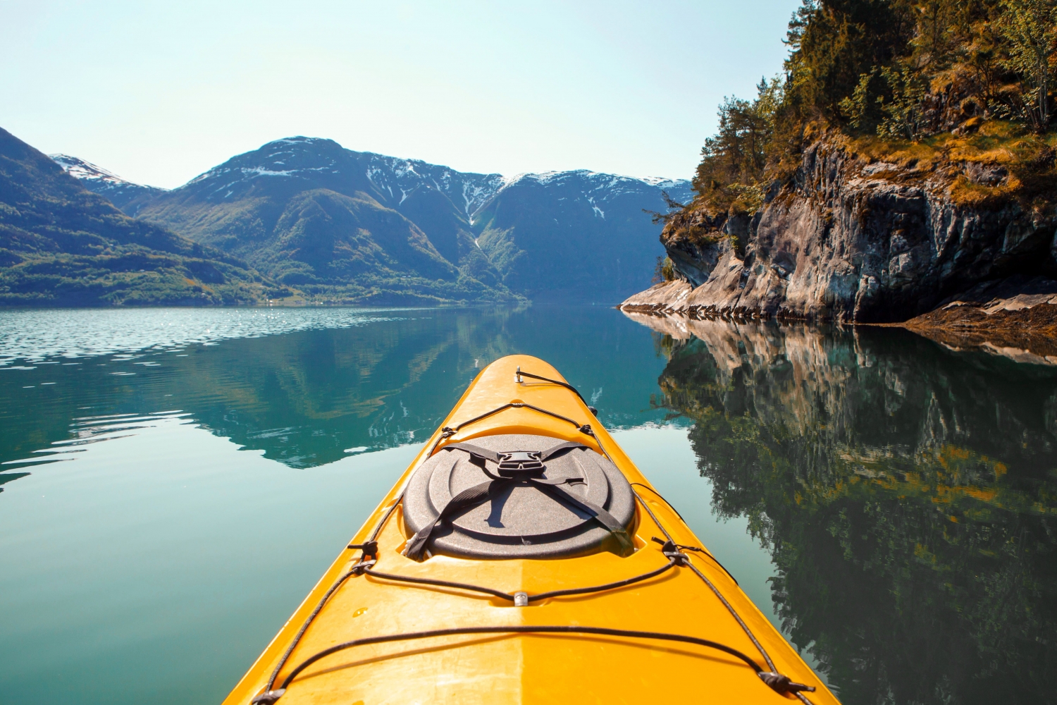 gul kayakk i fjord