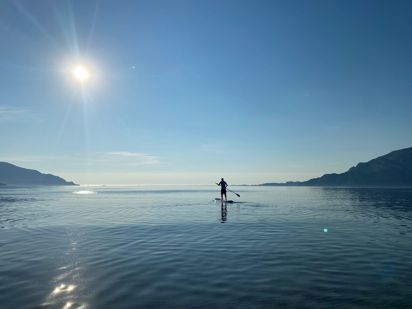 Person som driver med stand-up paddle