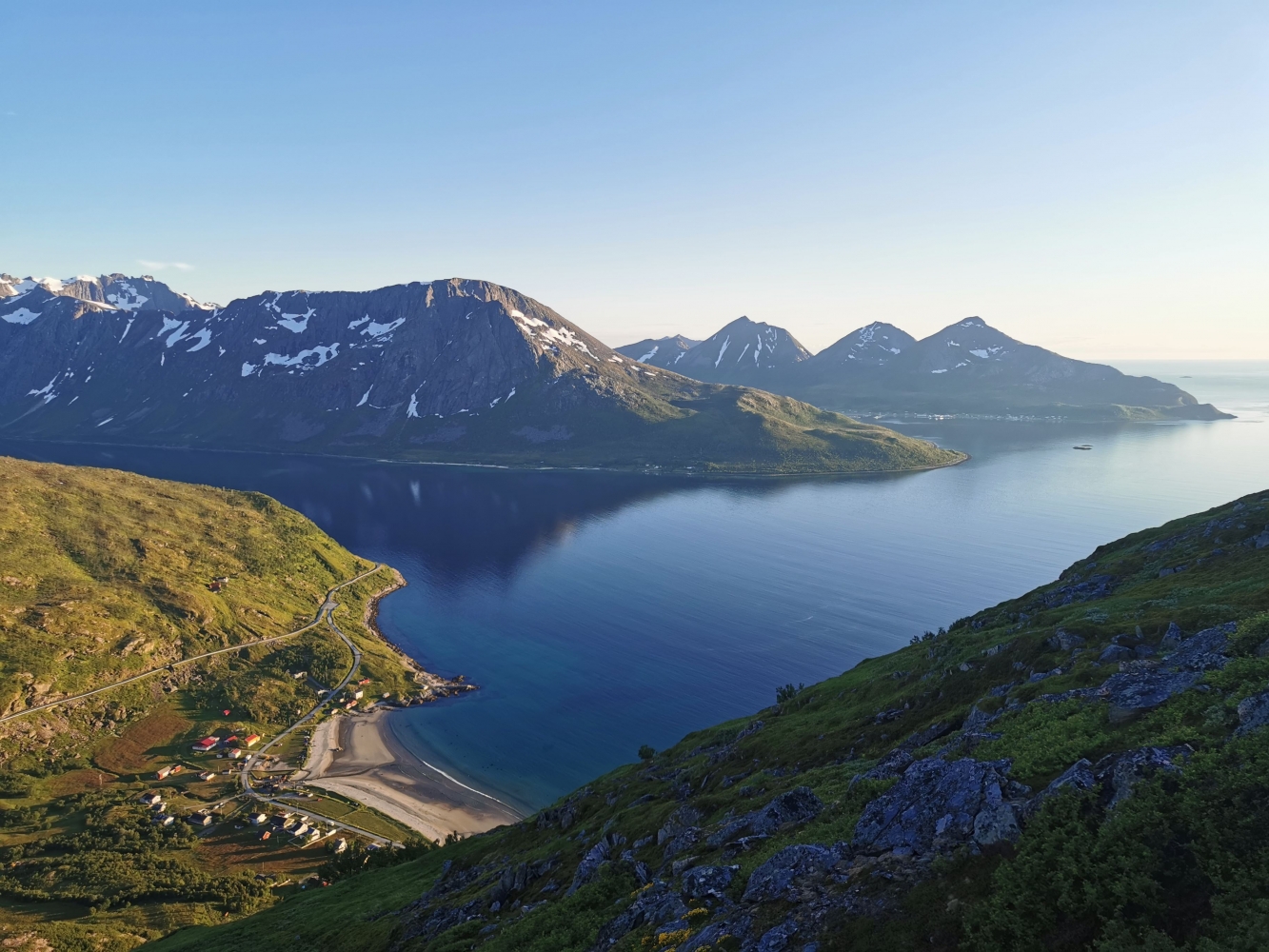 Bilde av Grøtfjord fra Smørstabben-fjellet.