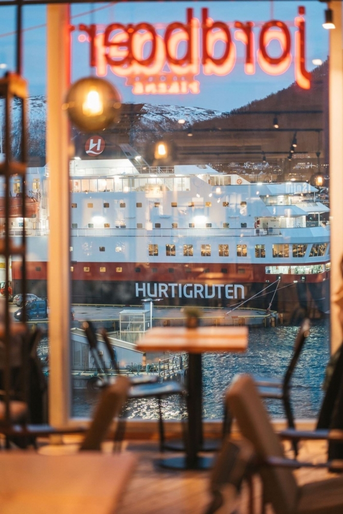 Utsikt fra Jordbærpikene mens Hurtigruten passerer utenfor