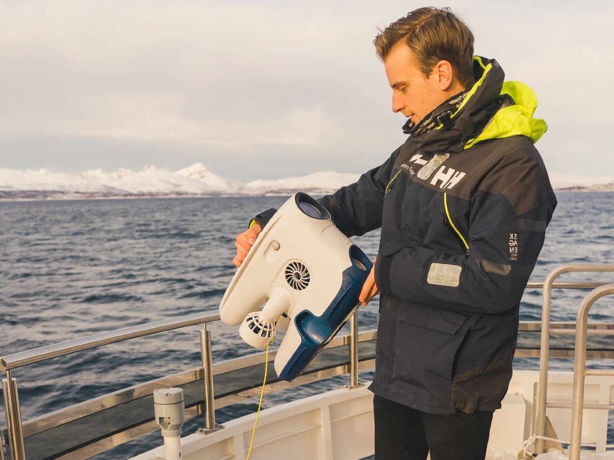 a guide preparing the under-water sea drone