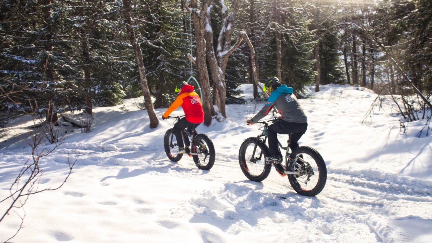 Persons riding fatbikes in winter in Tromsø