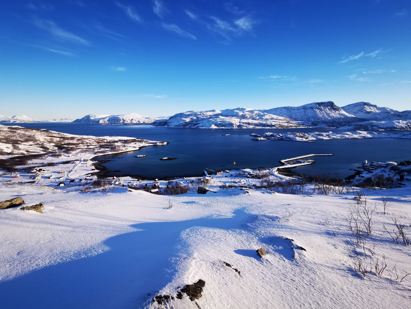 oversiktsbilde over området rorbuene ligger i. Utsikt mot fjord og fjell
