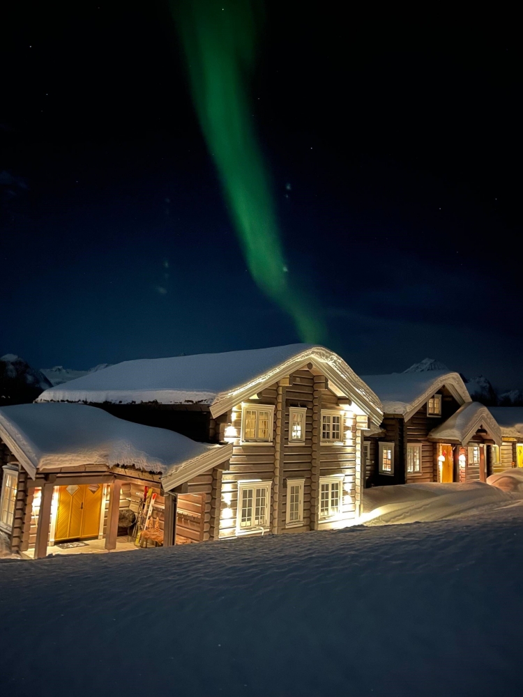 Lodge under the northern lights