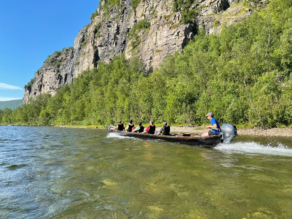 Elvebåt til spektakulære Mollisfossen i Reisa nasjonalpark
