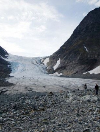 people walking towards the glaciar