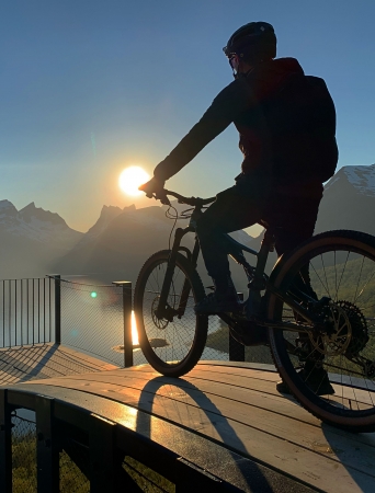 Tour de Senja by e-bike in the Midnight Sun