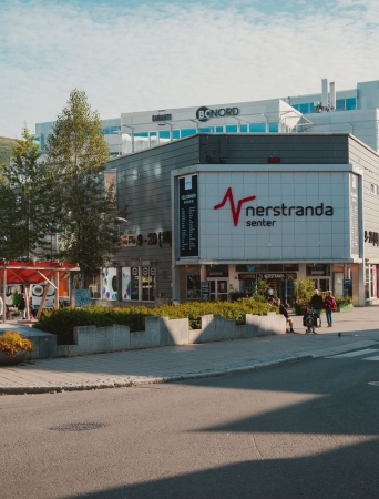 Fasaden av inngangspartiet til Nerstranda senter rett ved Strandtorget