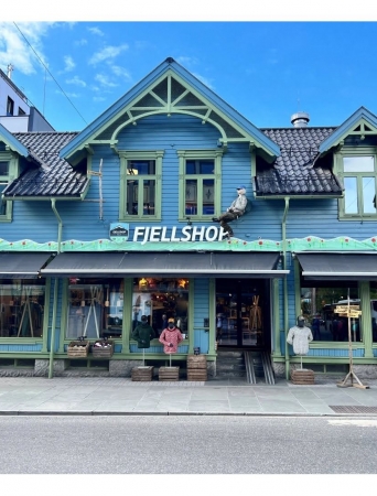 Fjellshop entrance with summer decorations