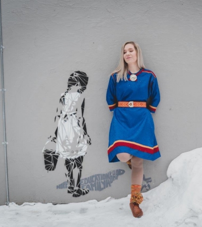Jente i samisk kjole i Tromsø sentrum