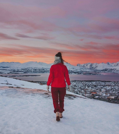 Jente ser på vinter solnedgang og utsikt over Tromsø