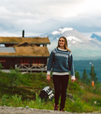 Jente foran hytte i Målselv fjellandsby