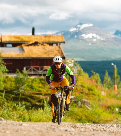 Man mountain biking in Målselv Mountain Village