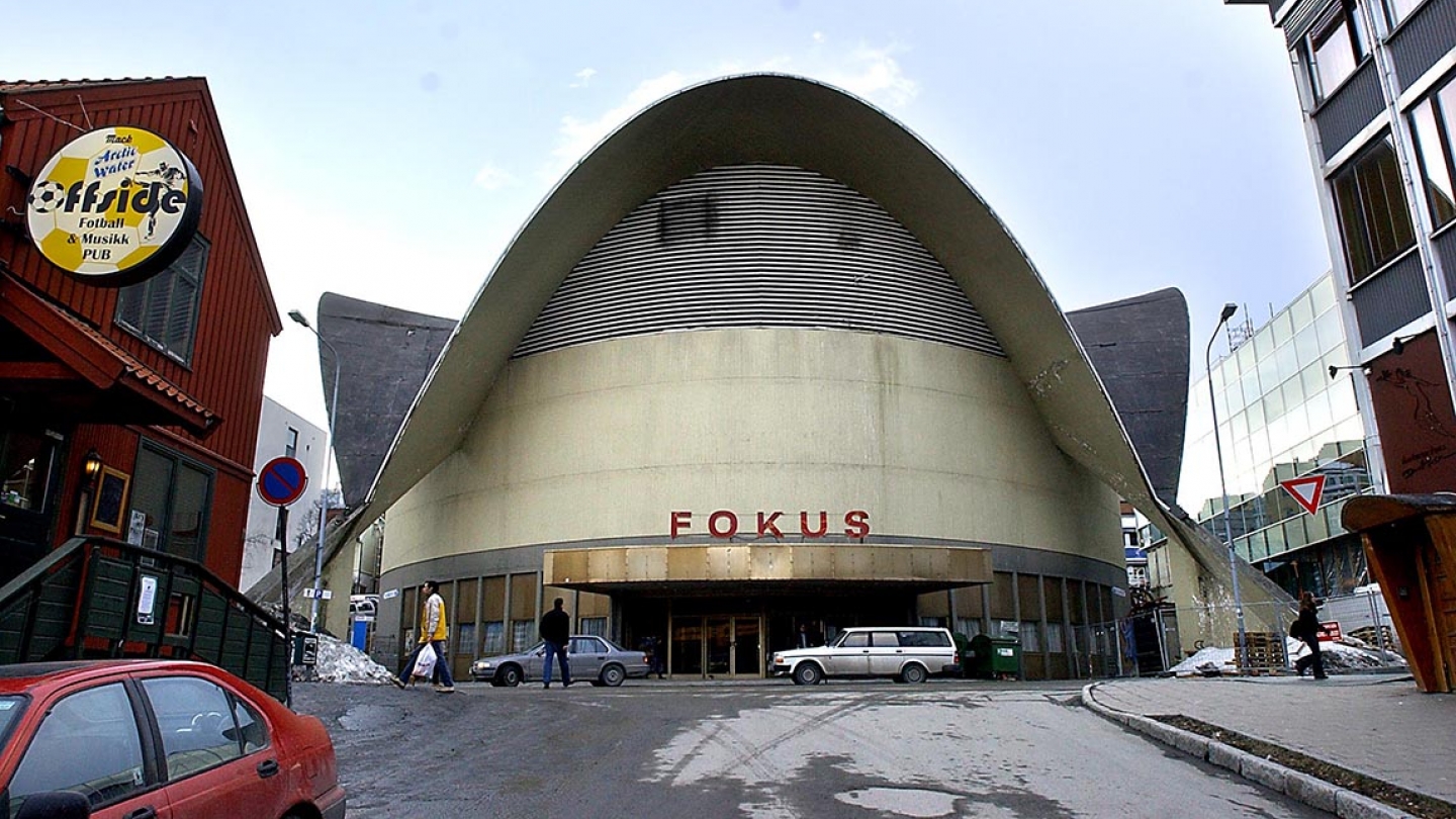 Utenfor gamle fokus kino som i dag er Tromsø bibliotek