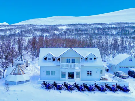 Utsikt over campen og snøscooterne