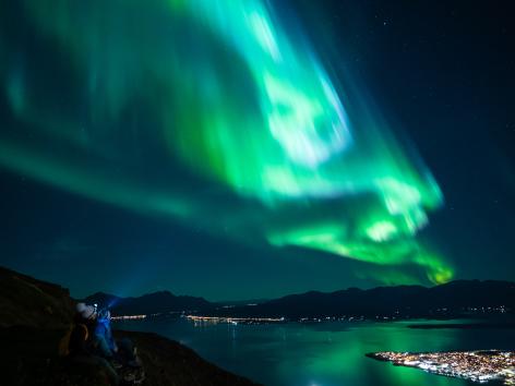 Personer som beundrer nordlyset over Tromsø