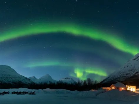Northern lights and snow mobiles in the Tromsø region