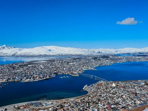 Utsikt over Tromsø fra Fjellheisen om våren
