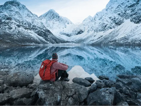Dame ved Blåisvannet i Lyngen