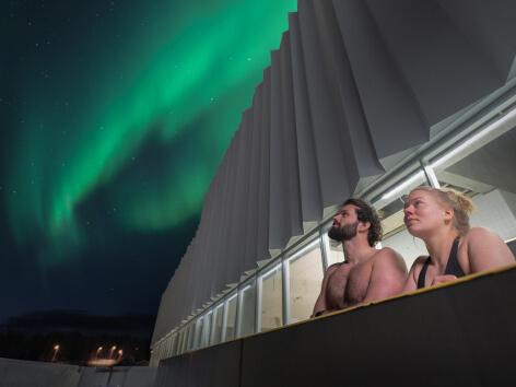 folk ser nordlys Tromsøbadet