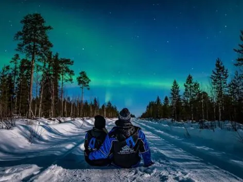 To gjester ser på nordlyset