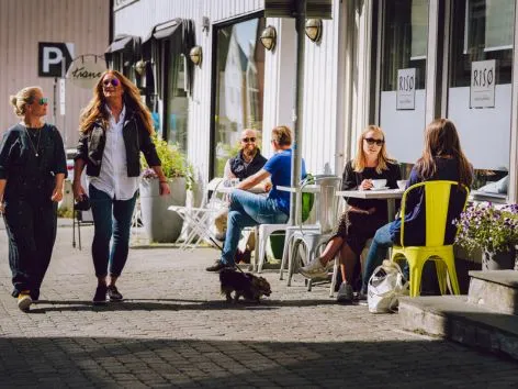 Folk som nyter kaffe på uteservering i Tromsø sentrum