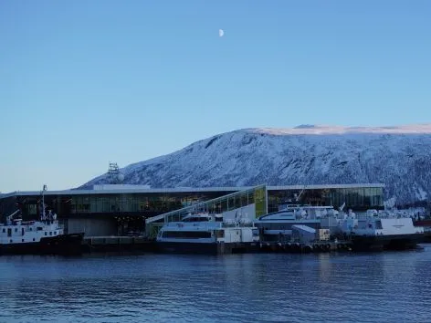 Båter ligger fortøyd utenfor Prostneset havneterminal i Tromsø om vinteren