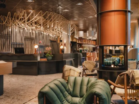 Inne i lobbyen på The Dock 69°39 by Scandic i Tromsø.