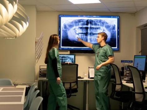 To tannleger peker på et røntgenbilde av tenner hos Tromsø Tannlege, Tannkirurgi og Narkosesenter