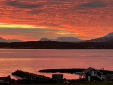 Utsikt over Larseng Kystferie med havet og fjellene bak