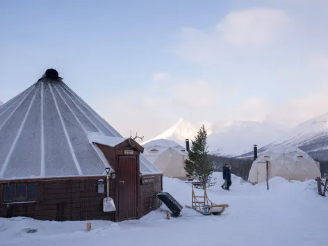 Lavvu og overnattings-dome hos Lyngsfjord Adventure