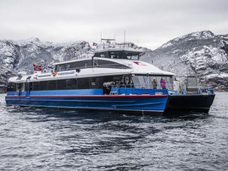 moderne katamaran, MS Rygerdronningen, perfekt for komfortable cruise Lysefjorden RØDNE