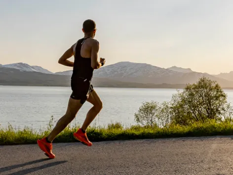 En person som løper under midnattssolen