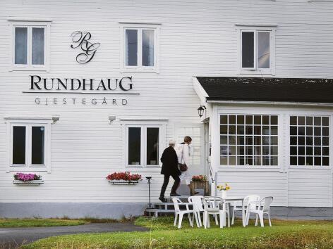 Gjestehus hvit hundre år gammelt trehotell Rundhaug Gjestegård